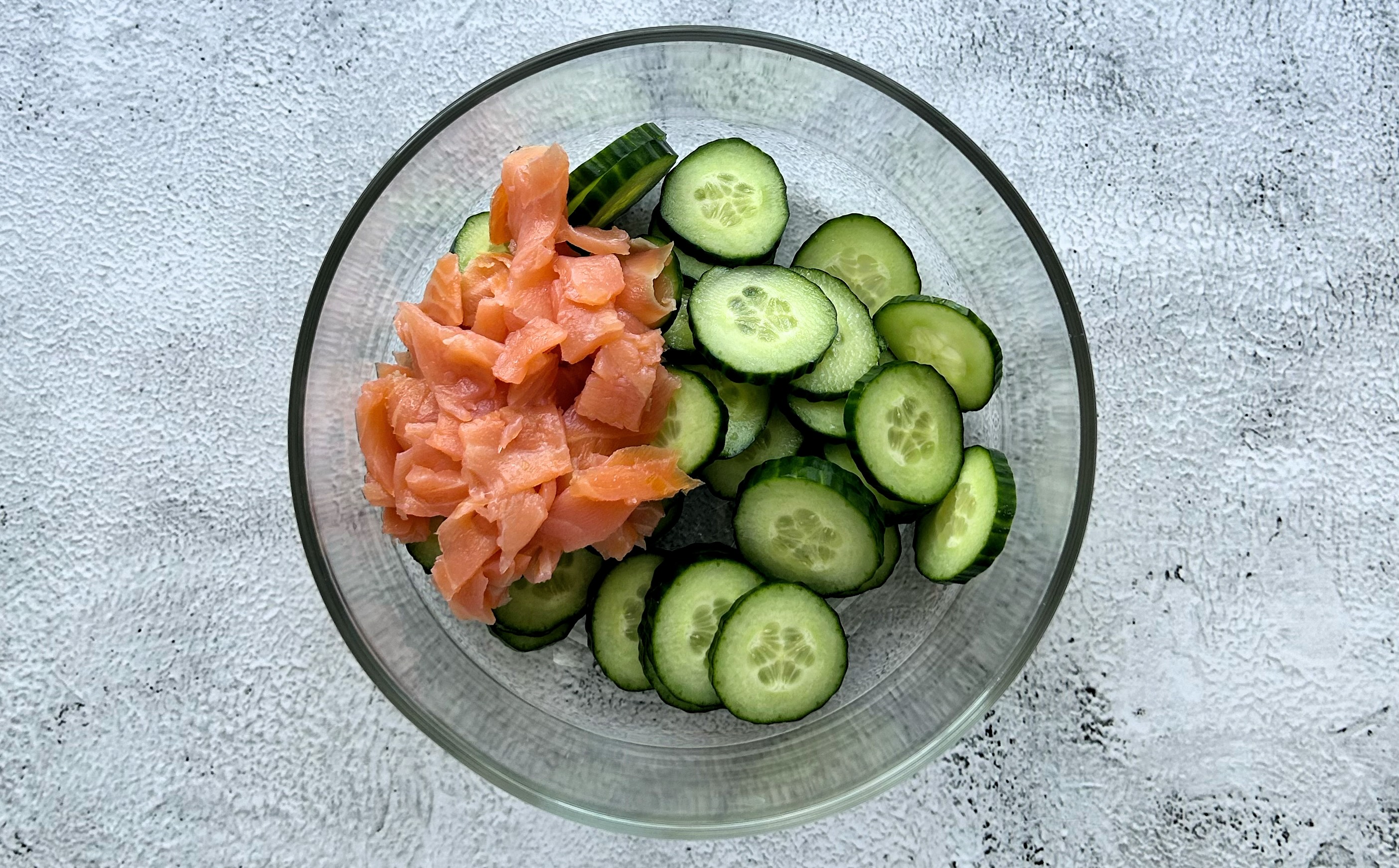 lašiša ir agurkai dubenėlyje