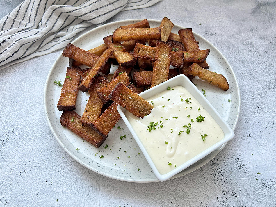 Kepta duona su sūriu, česnaku ir majonezu kaip bare