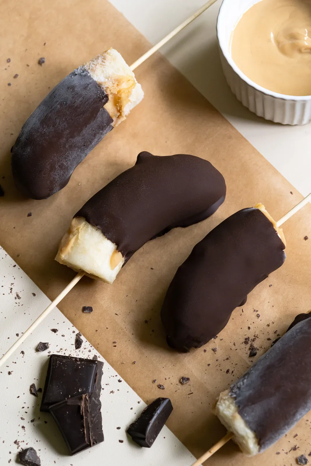 Natūraliai saldūs bananų ledai su šokoladu