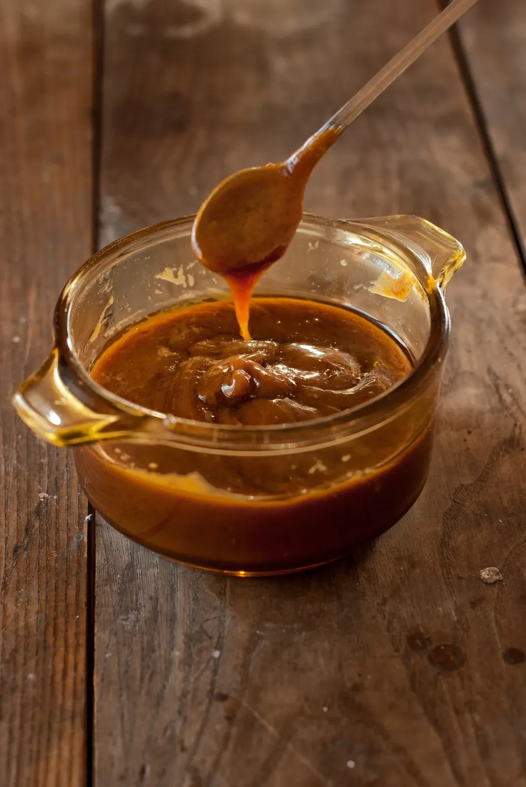 Sernik na jogurcie greckim z sosem karmelowym i kardamonem