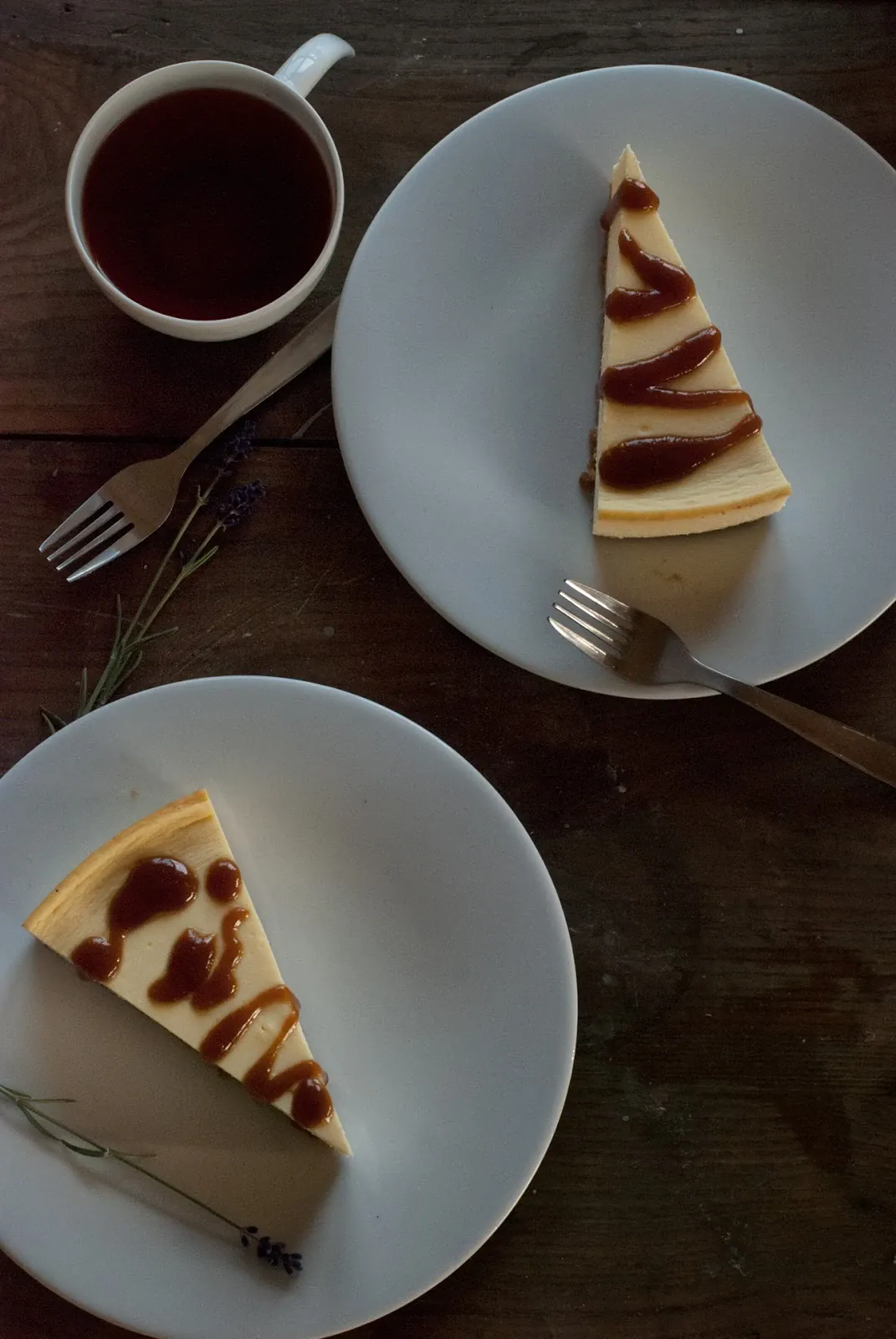 Sernik na jogurcie greckim z sosem karmelowym i kardamonem