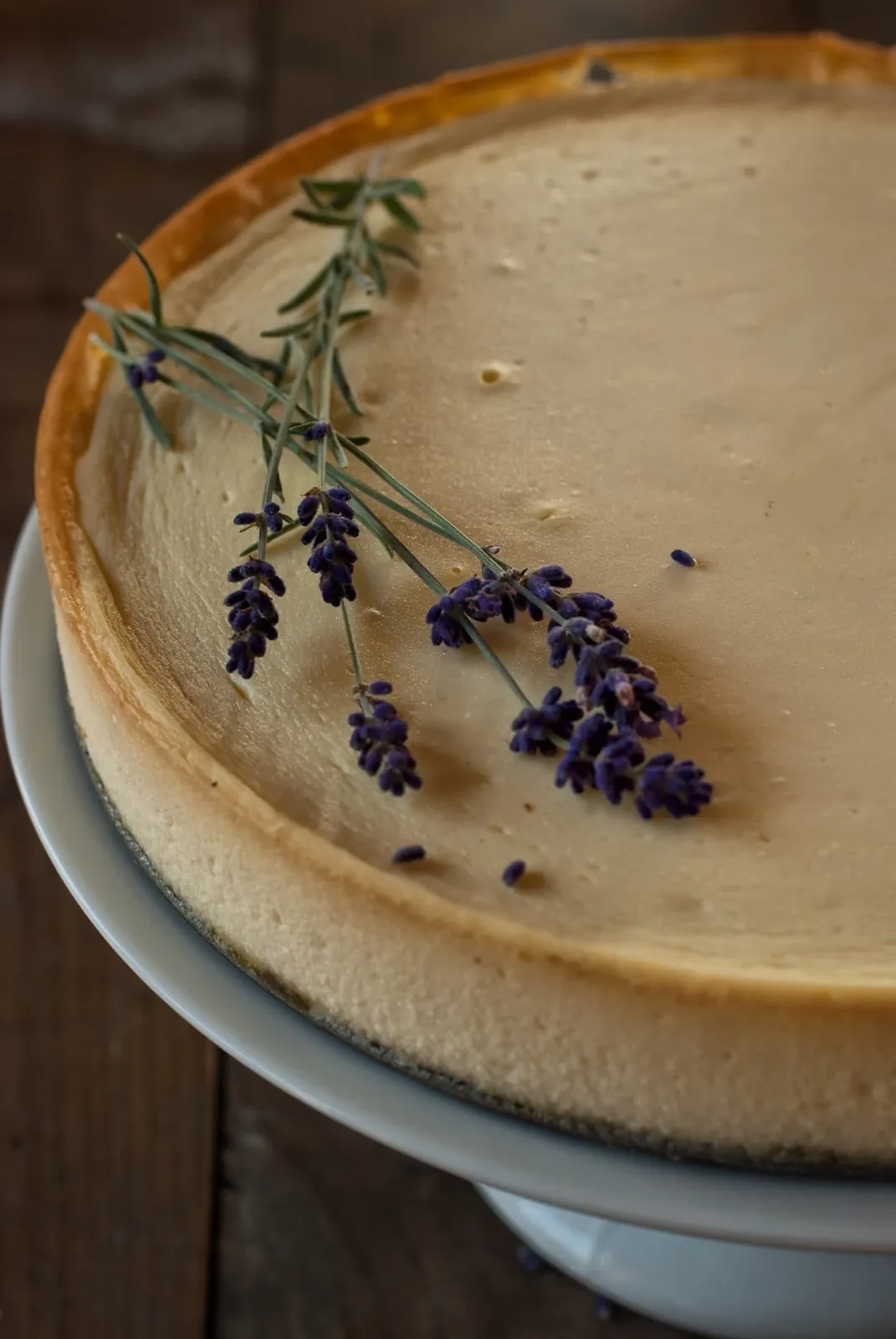 Sernik na jogurcie greckim z sosem karmelowym i kardamonem