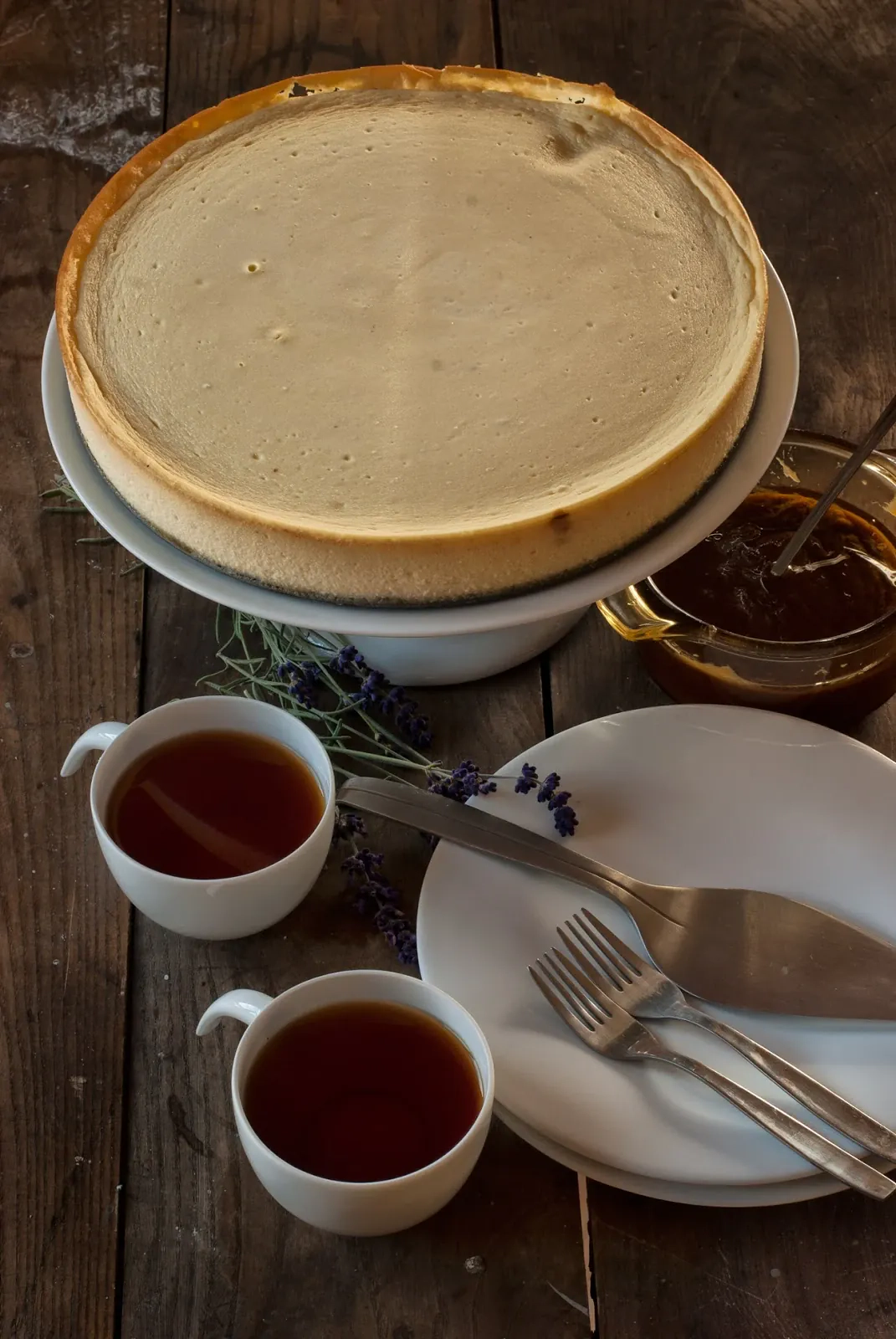 Sernik na jogurcie greckim z sosem karmelowym i kardamonem