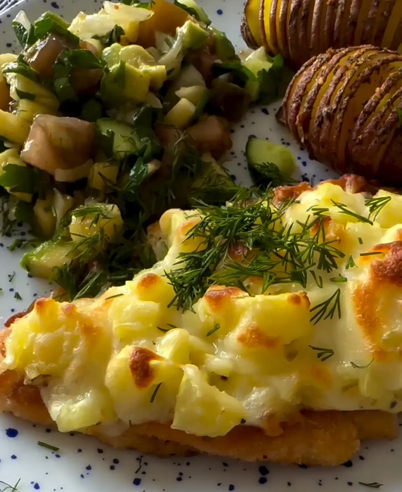 Užkepti vištienos kepsneliai su ananasais ir sūriu