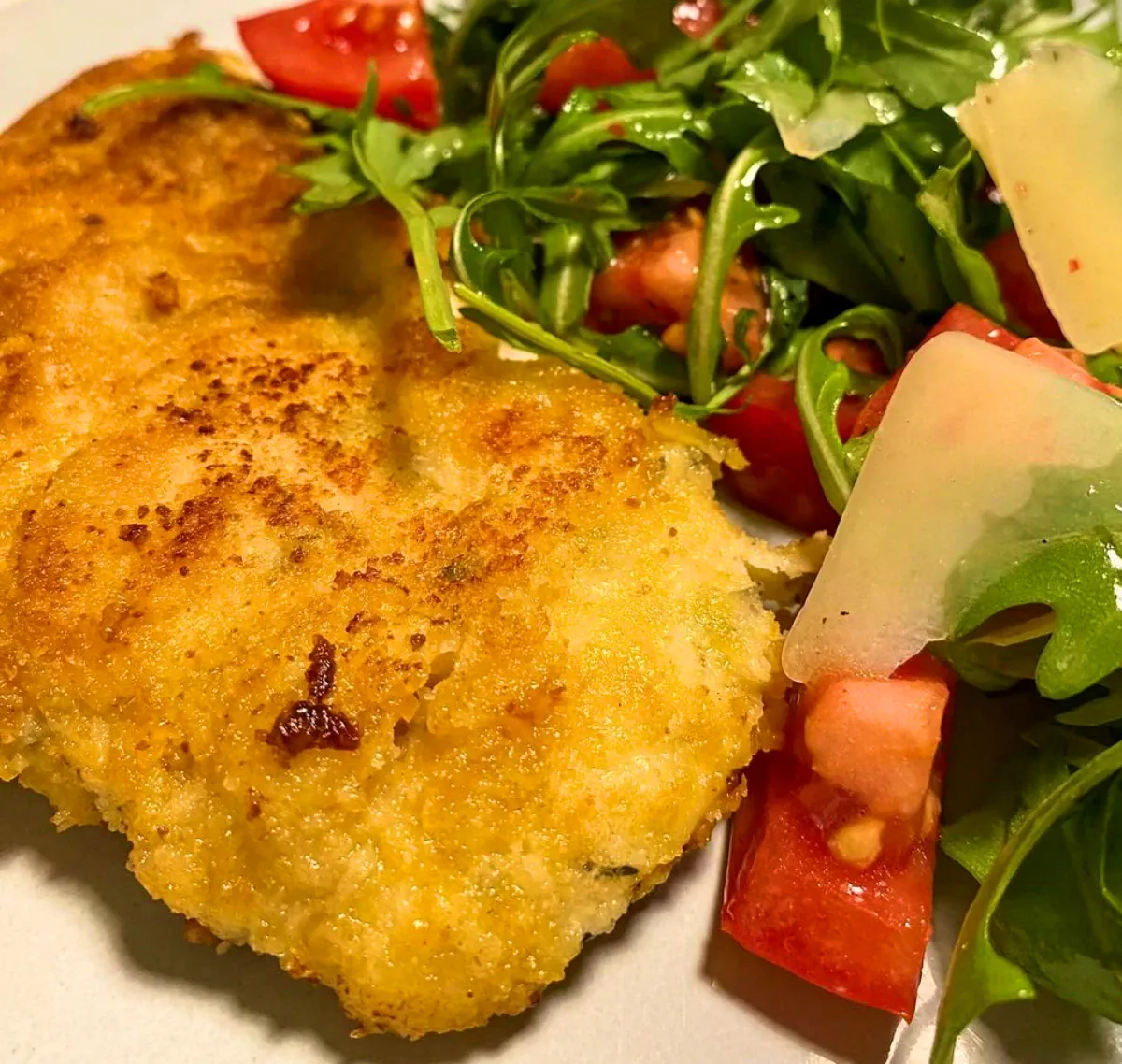 Traškūs vištienos kepsneliai su džiūvėsėliais, kepti keptuvėje