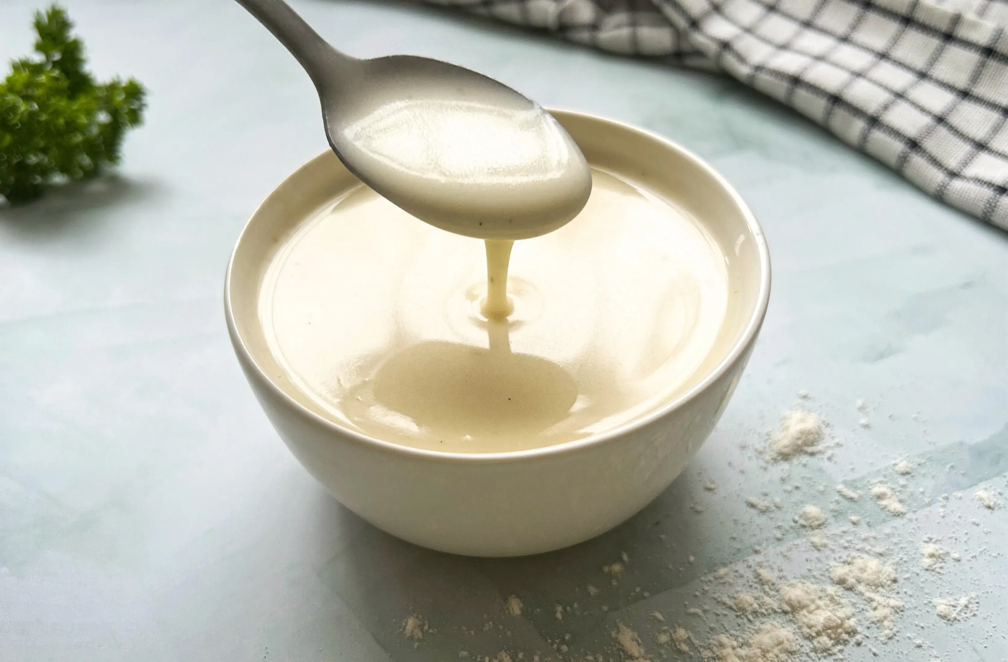 Baltas padažas su grietine prie mėsos arba kotletams