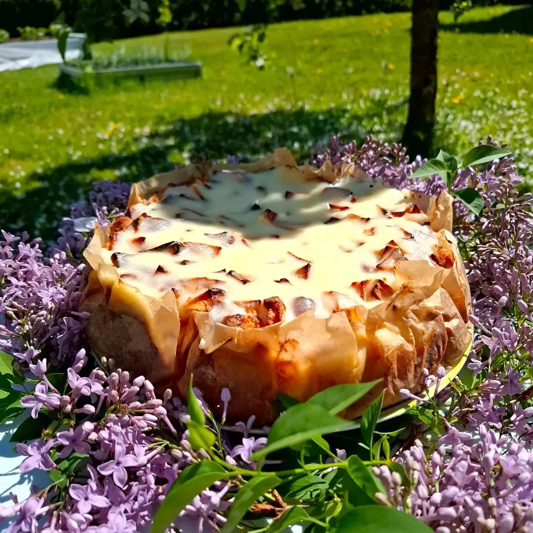 Dārza kūka ar āboliem un skābā krējuma glazūru
