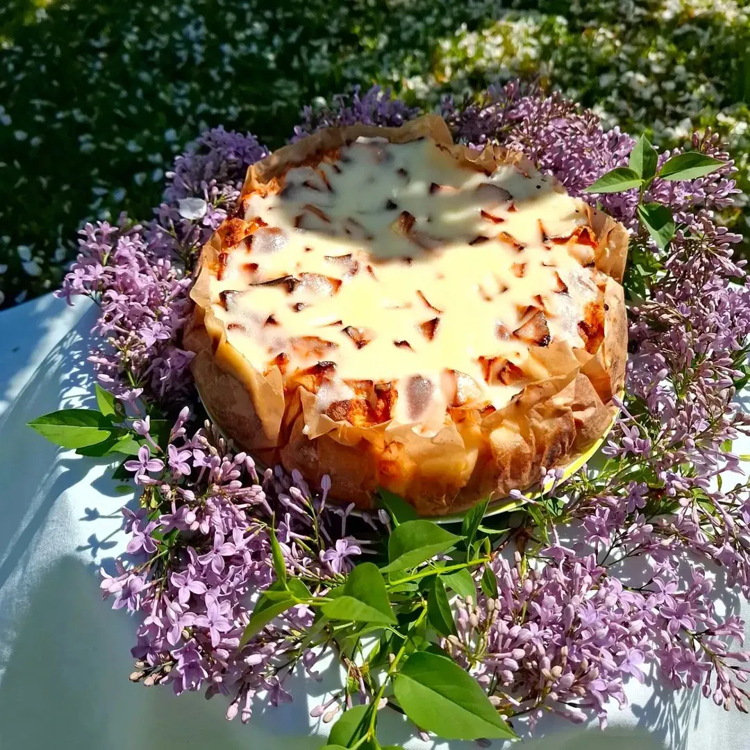 Dārza kūka ar āboliem un skābā krējuma glazūru