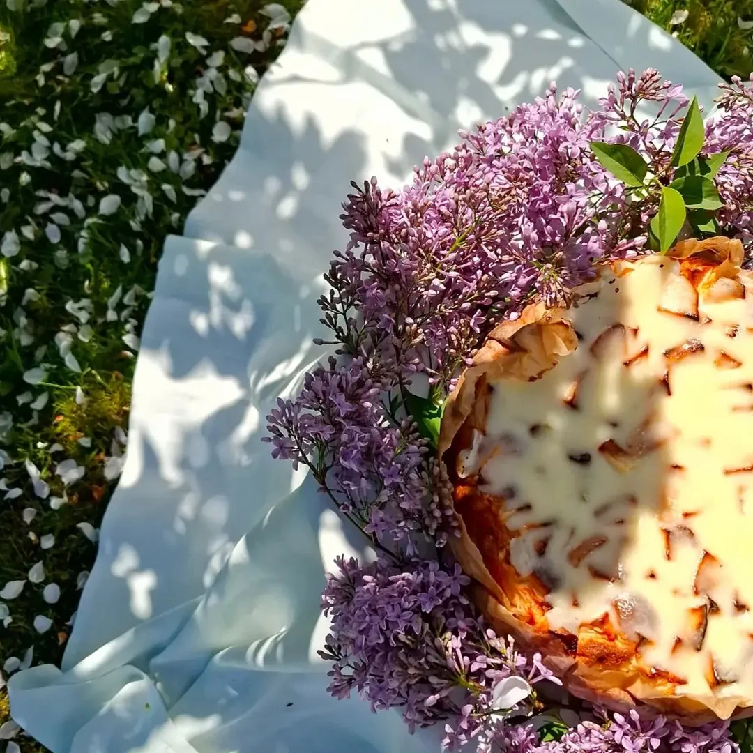 Dārza kūka ar āboliem un skābā krējuma glazūru