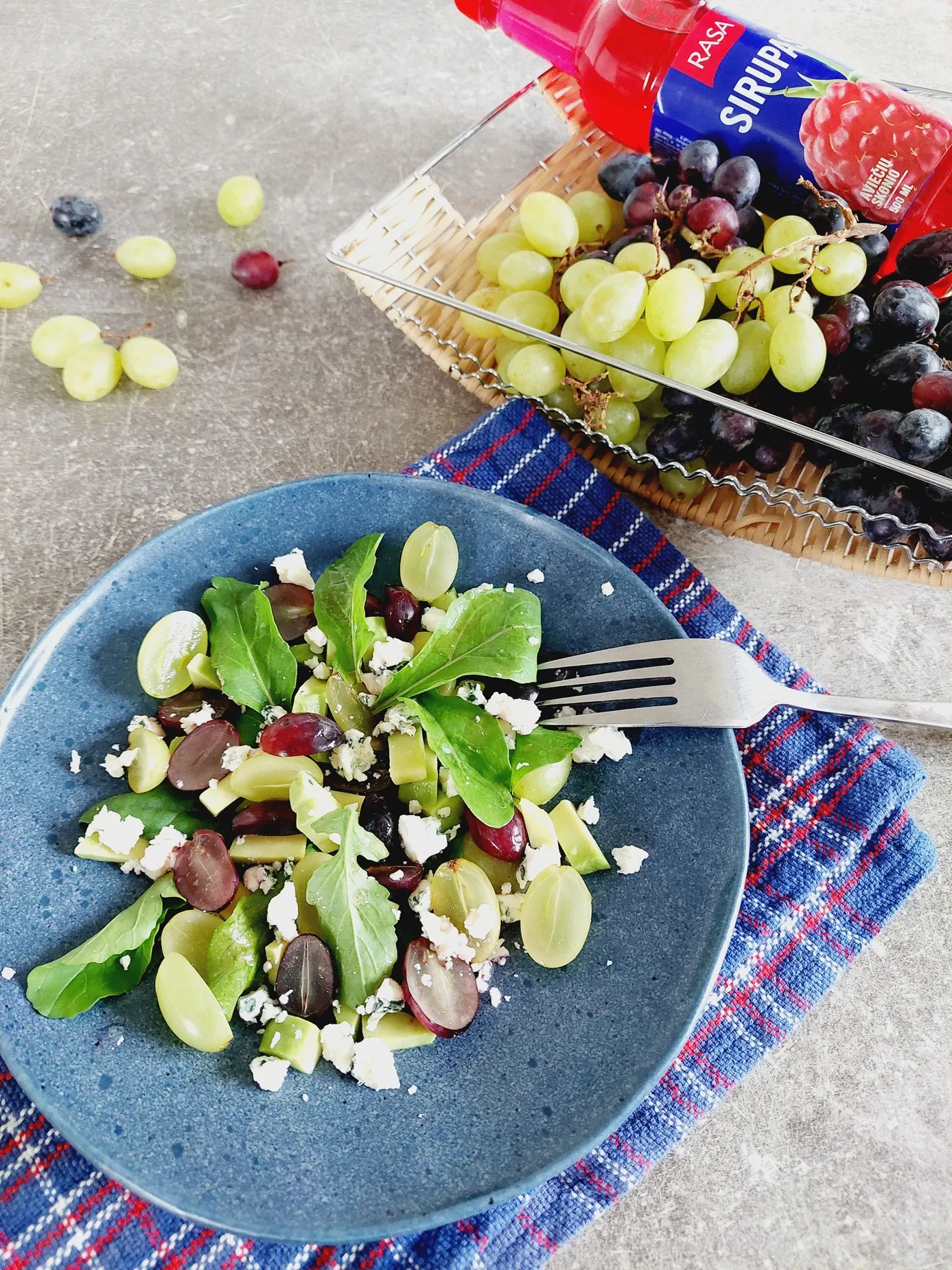 Avokadų salotos su vynuogėmis ir pelėsiniu sūriu