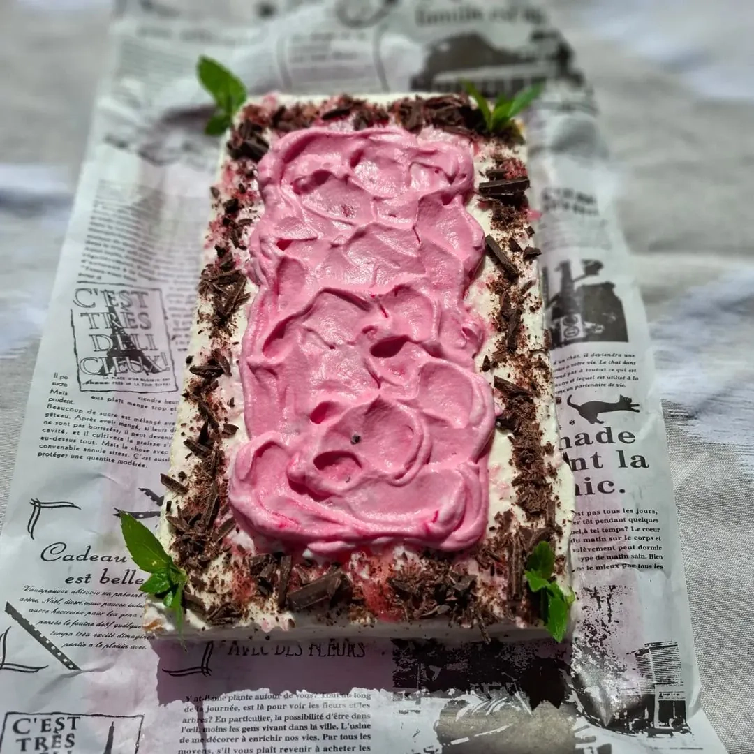 Biskvītkūka ar ābolu pildījumu un putukrējumu