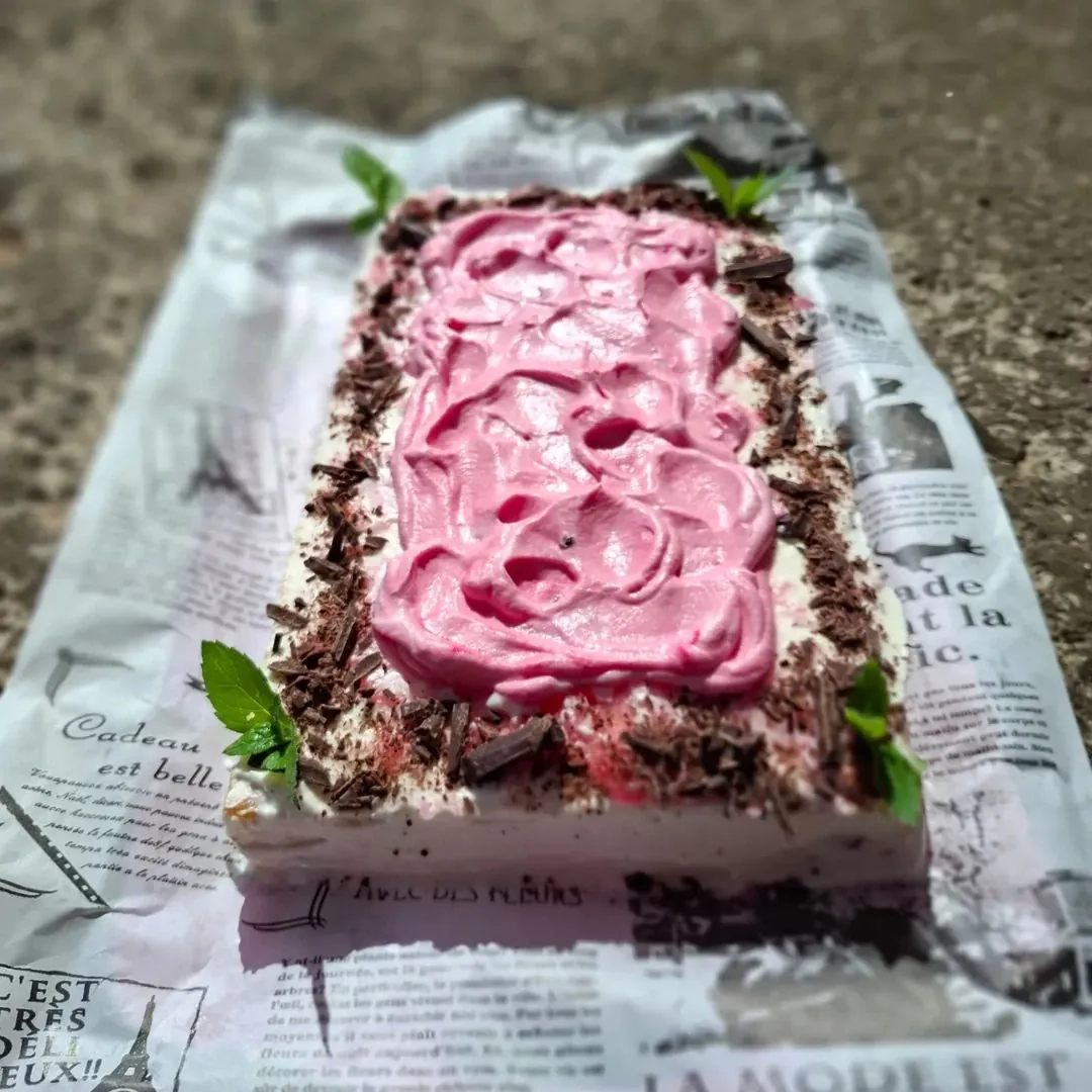 Biskvītkūka ar ābolu pildījumu un putukrējumu