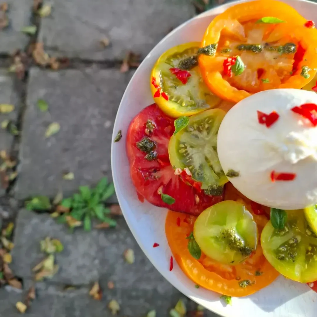 Pikanti Kaprēzas salāti ar burratu