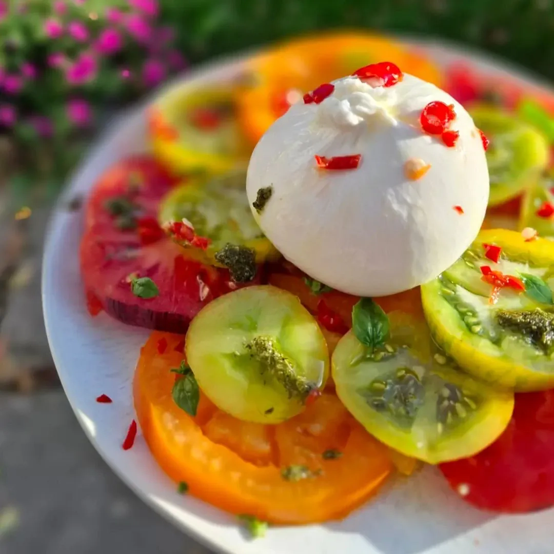 Pikanti Kaprēzas salāti ar burratu