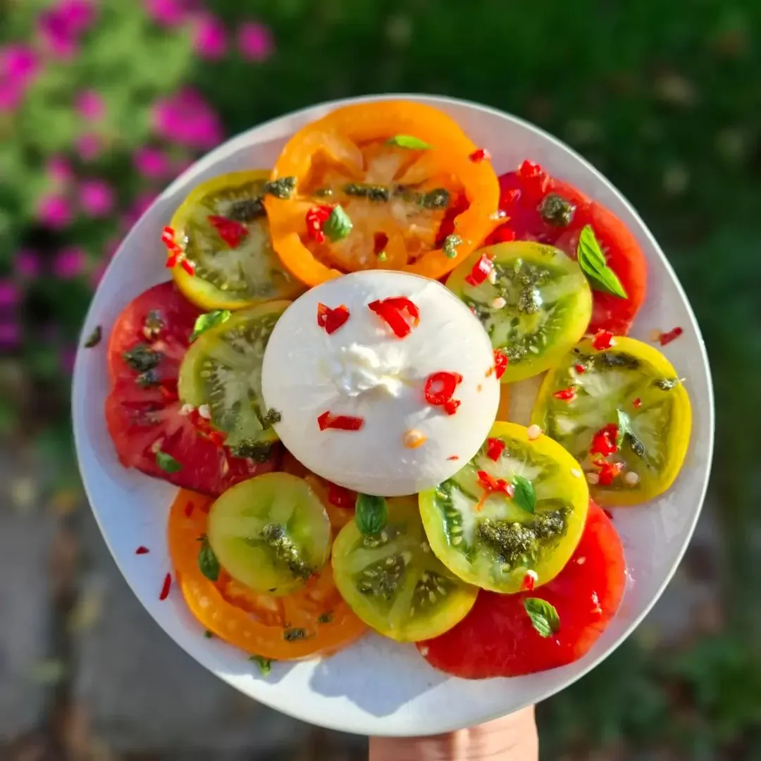 Pikanti Kaprēzas salāti ar burratu