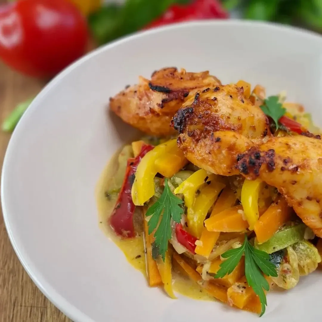 Grillēta vistas fileja ar ceptiem dārzeņiem krēmīgā mērcē