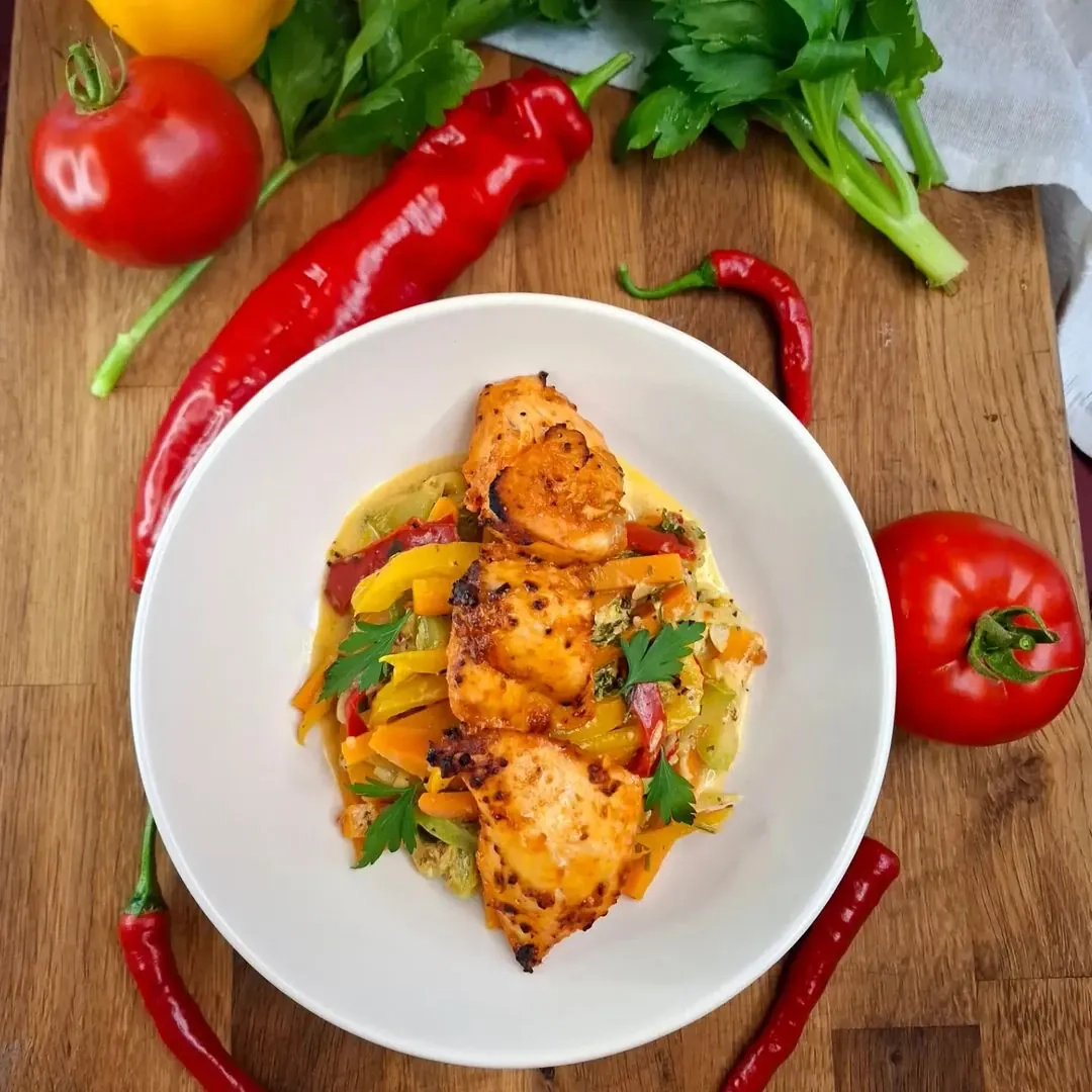 Grillēta vistas fileja ar ceptiem dārzeņiem krēmīgā mērcē