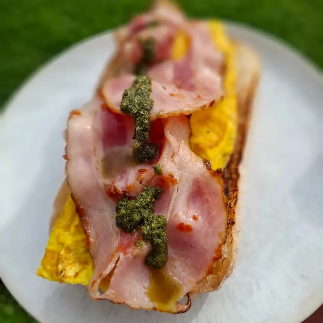 Ciabata ar omleti un bekonu