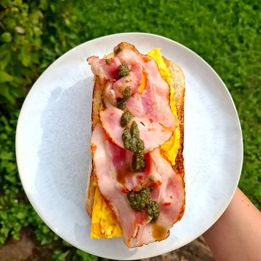 Ciabata ar omleti un bekonu