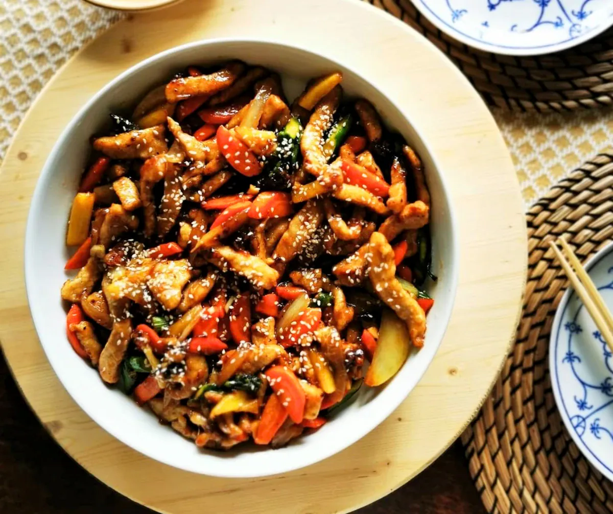 Teriyaki kiauliena su daržovėmis