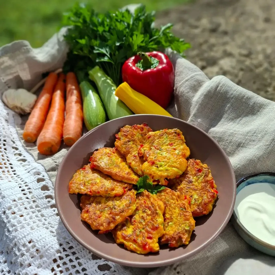 Dārzeņu plācenīši ar kabačiem, burkāniem un papriku