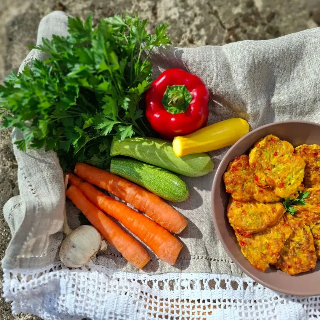 Dārzeņu plācenīši ar kabačiem, burkāniem un papriku