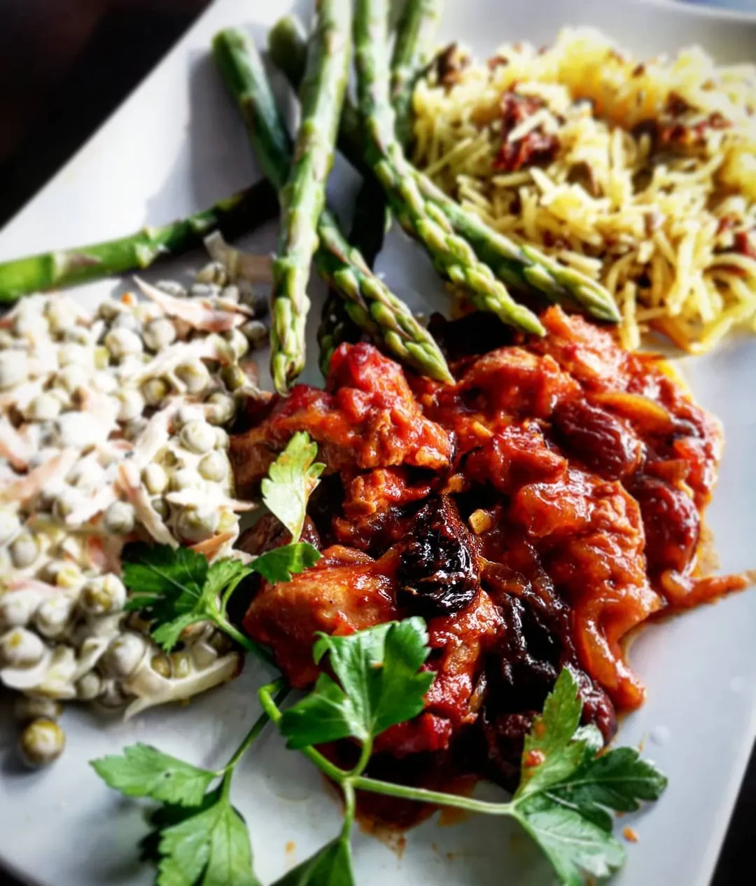 Aromatyczny kurczak curry z rodzynkami i ryżem z kurkumą