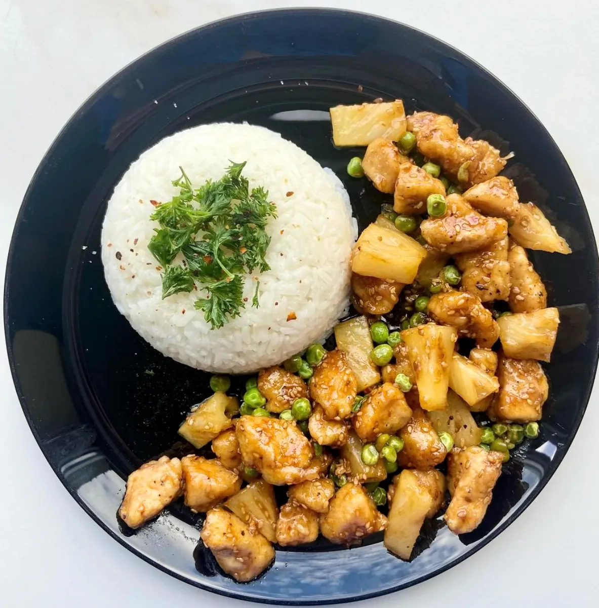 Saldžiarūgštė vištiena kinietiškai su konservuotais ananasais