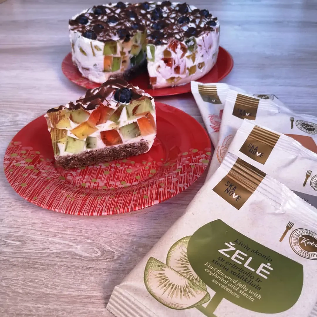 Želė tortas su migdoliniu pagrindu ir rikota