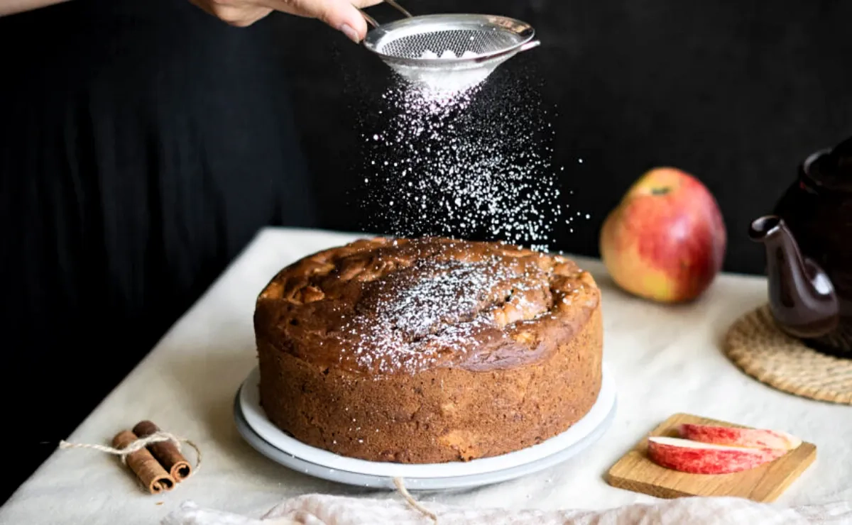 Veganiškas obuolių pyragas be kiaušinių, su augaliniu pienu