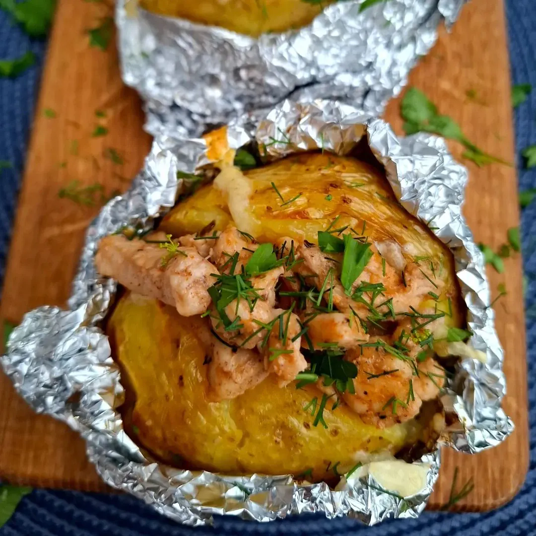 Pildīts jaunais kartupelis ar vistu un siers