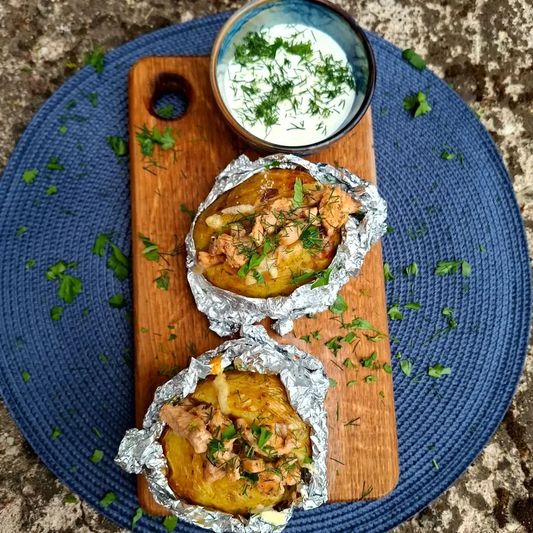 Pildīts jaunais kartupelis ar vistu un siers