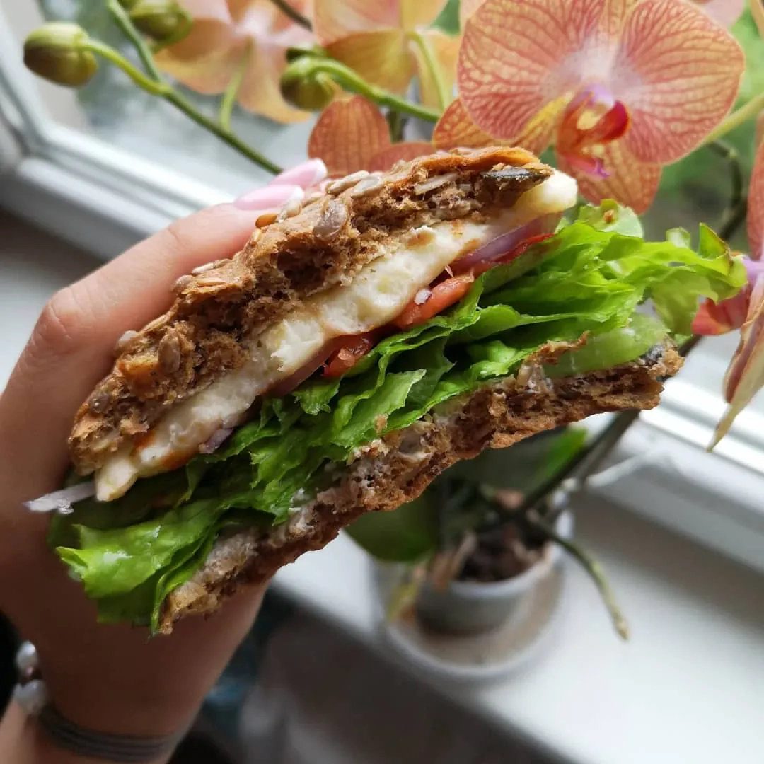 Sveikas ir sotus naminis burgeris su avokadu, kepamu sūriu ir daržovėmis