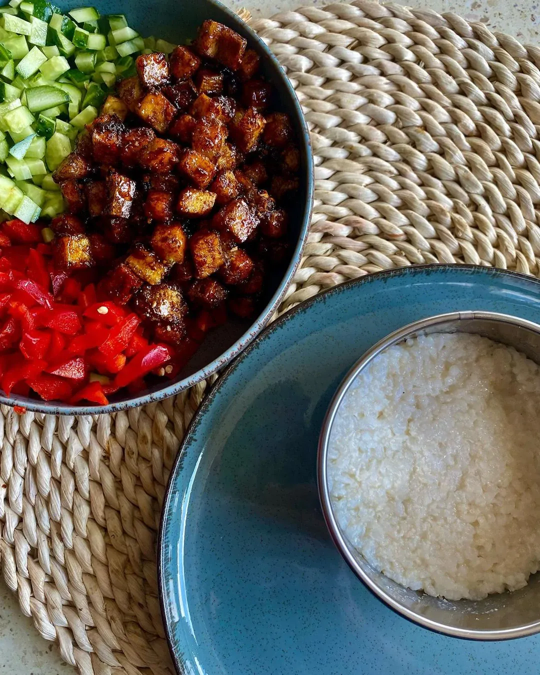 Greitas netikras sushi tortas su tofu, avokadu ir daržovėmis