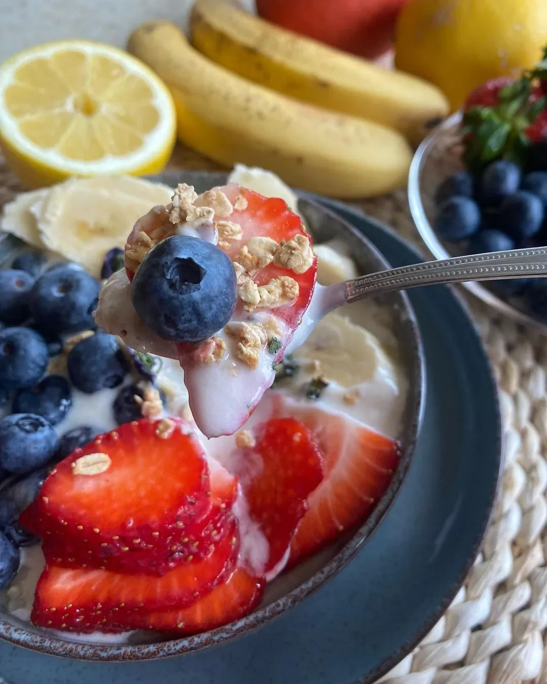 Sveika keturių grūdų košė su uogomis ir bananais pusryčiams