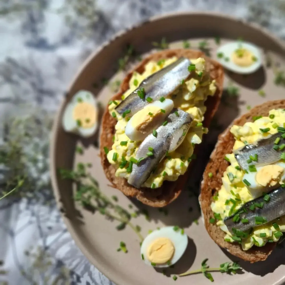 Ciabata ar olu salātiem un ķilavām