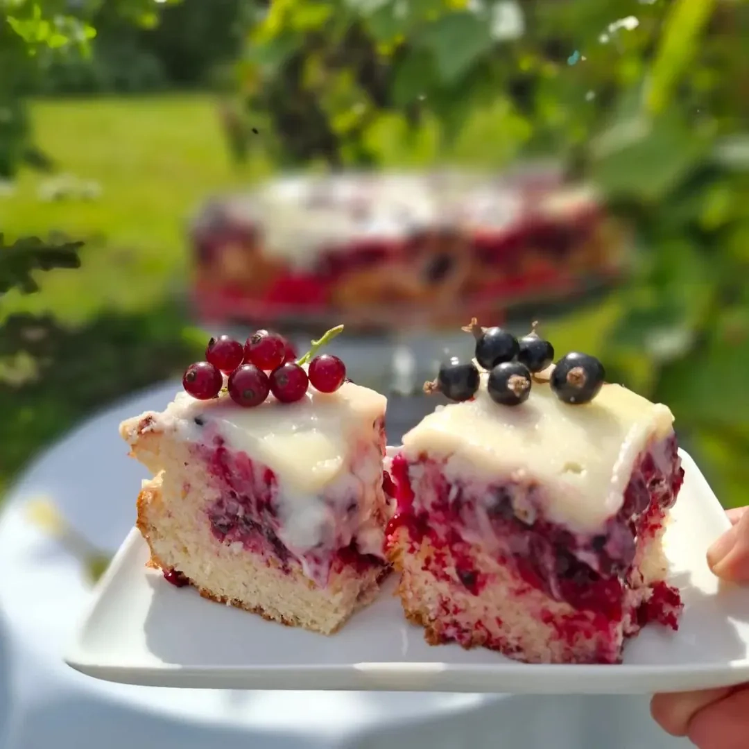 Dārza ogu un kefīra kūka