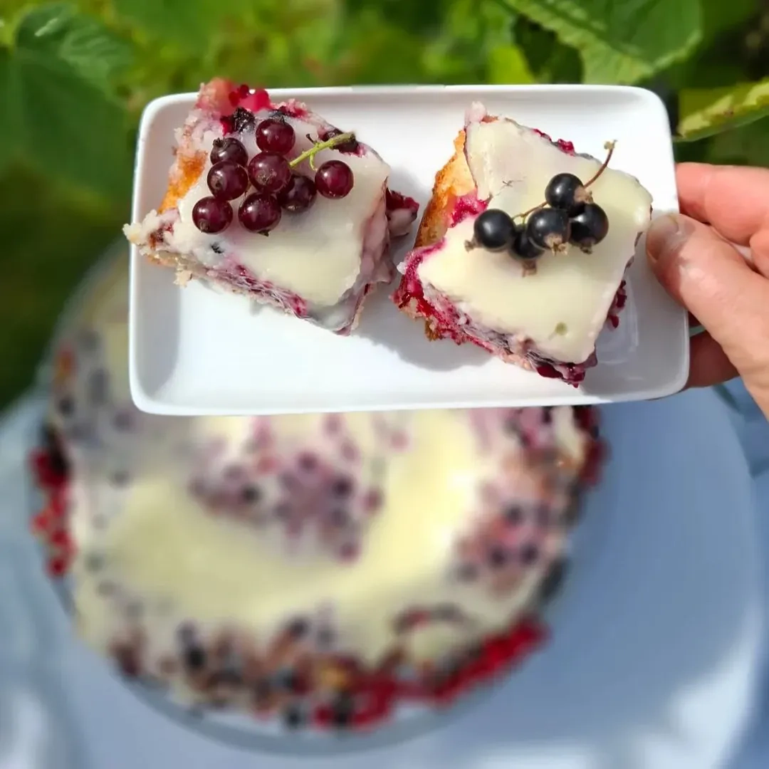 Dārza ogu un kefīra kūka