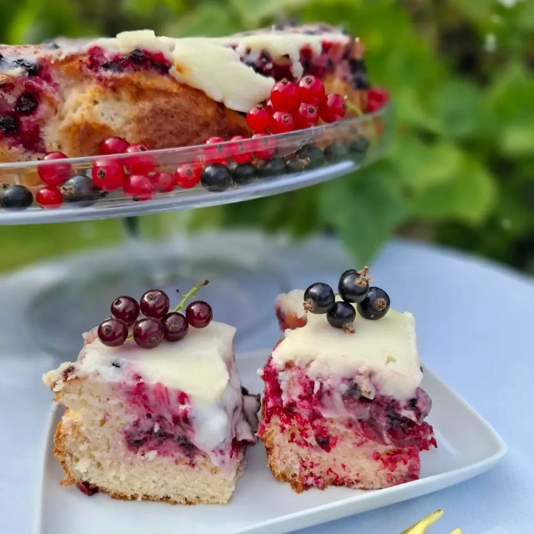 Dārza ogu un kefīra kūka