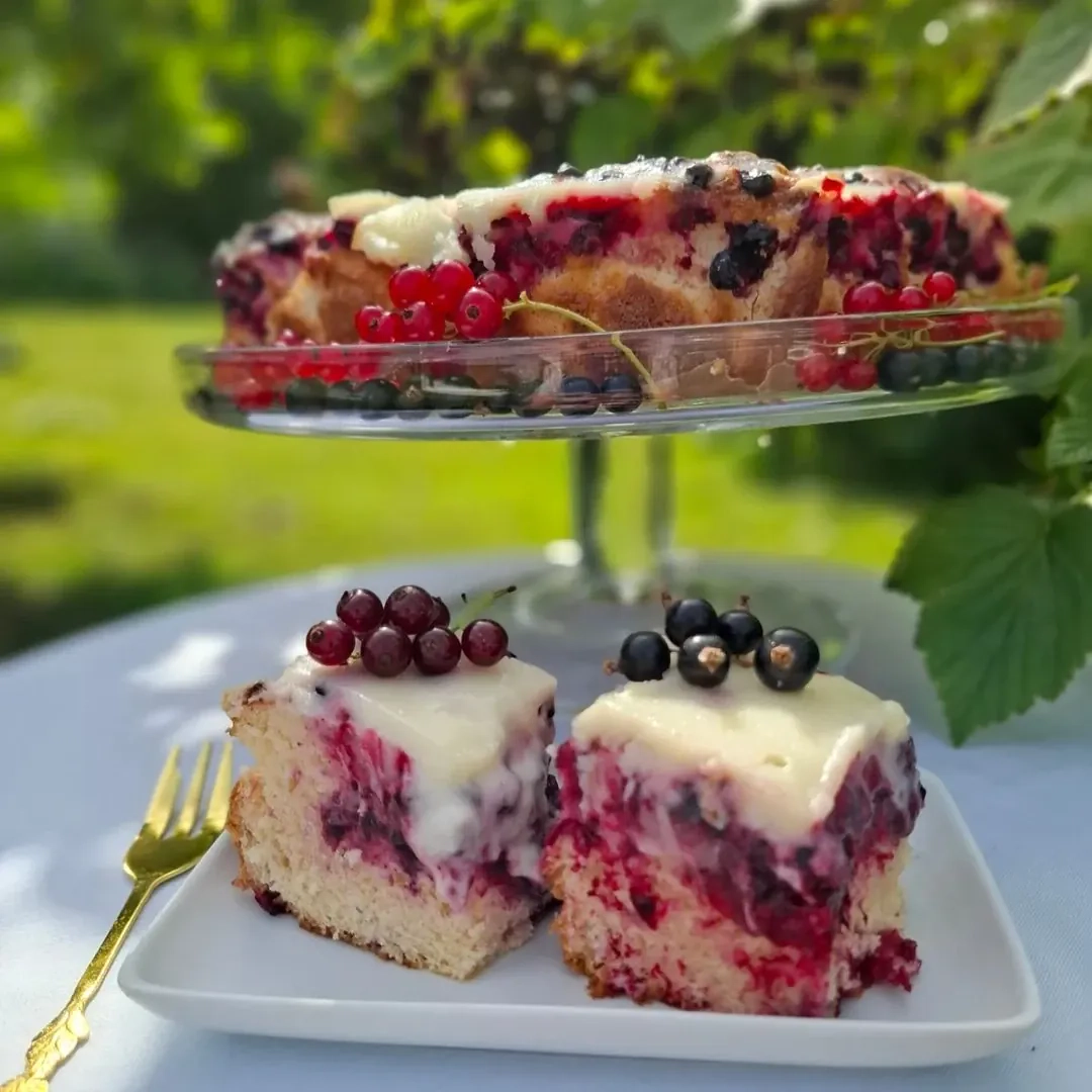 Dārza ogu un kefīra kūka