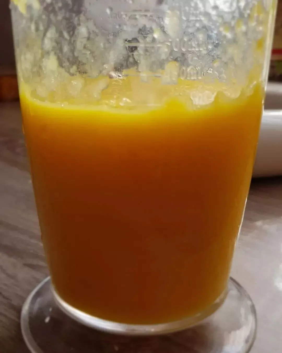 Persiku saldējums ar karameļu mērci