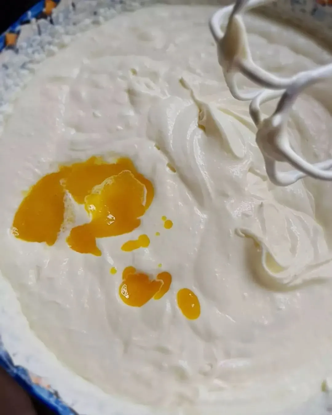 Persiku saldējums ar karameļu mērci