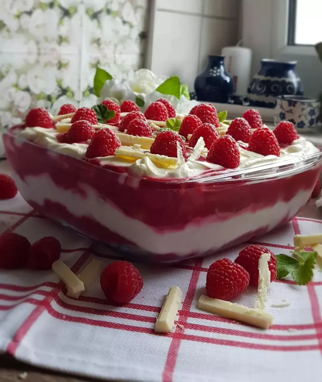 Sarkanbaltsarkanais aveņu tiramisu ar mascarpone sieru
