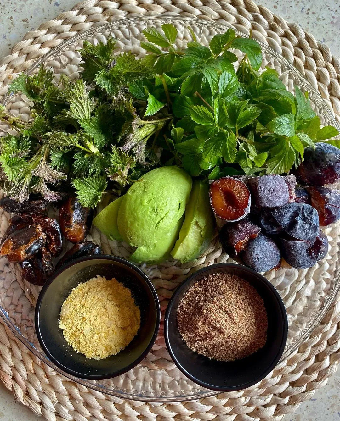 Imunitetą stiprinantis dilgėlių ir garšvos žalias kokteilis su avokadu ir linų sėmenimis