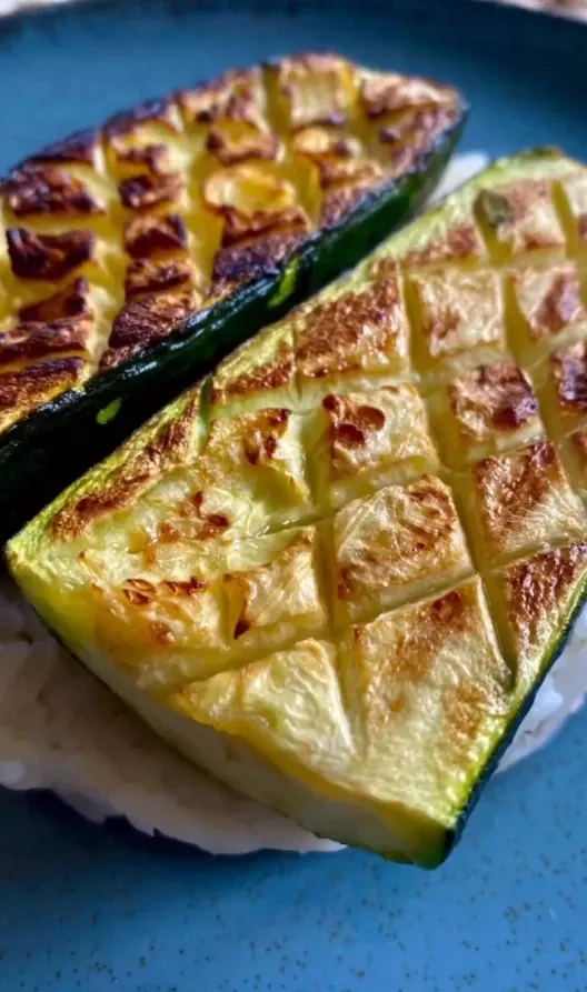 Keptos cukinijos su avižirnių ir sojos mėsos troškiniu