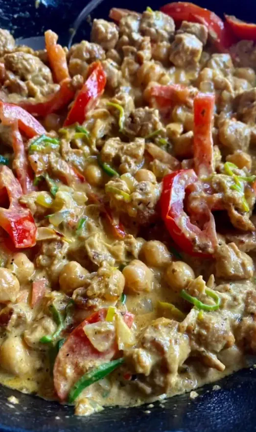 Keptos cukinijos su avižirnių ir sojos mėsos troškiniu