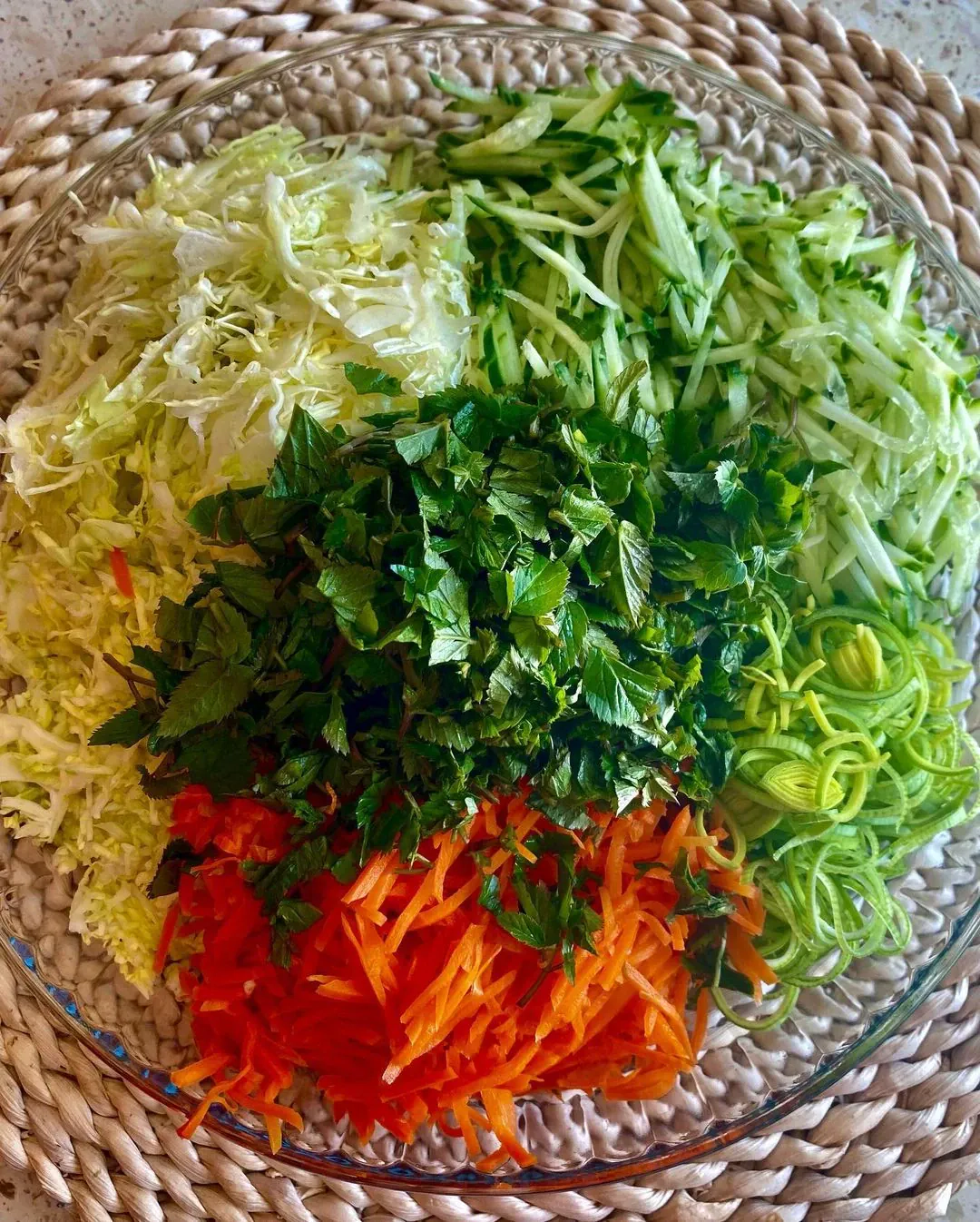 Morkų, agurkų ir šviežių kopūstų salotos su garšva