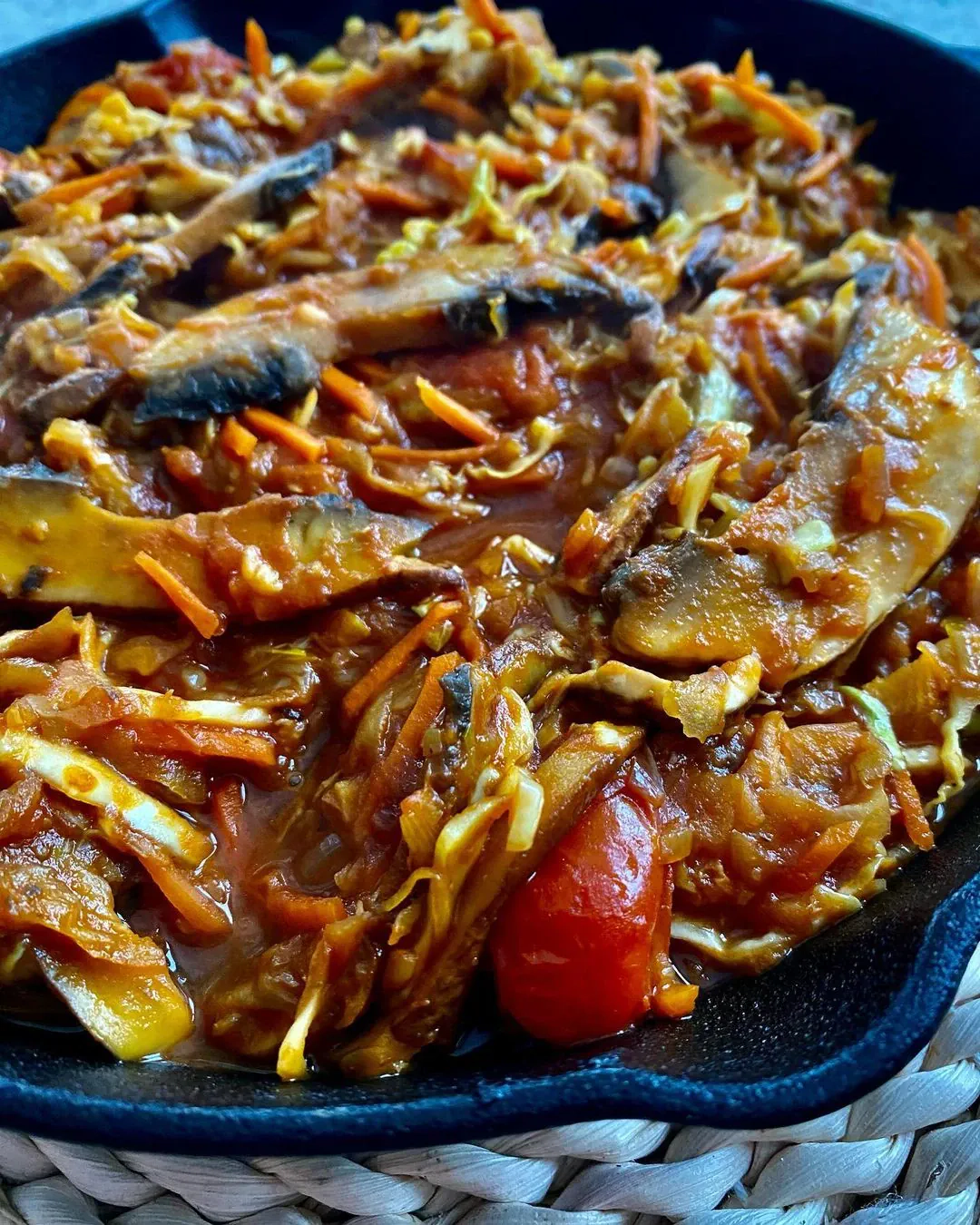 Troškinti švieži kopūstai su portobello grybais