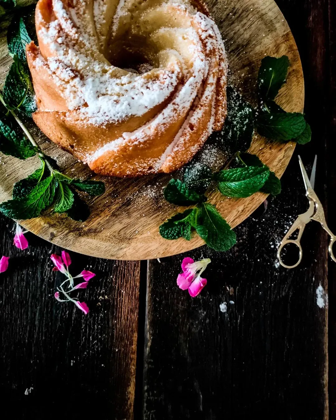 Tradycyjna wielkanocna babka drożdżowa z cytryną i wanilią Tradycyjna wielkanocna babka drożdżowa z cytryną i wanilią