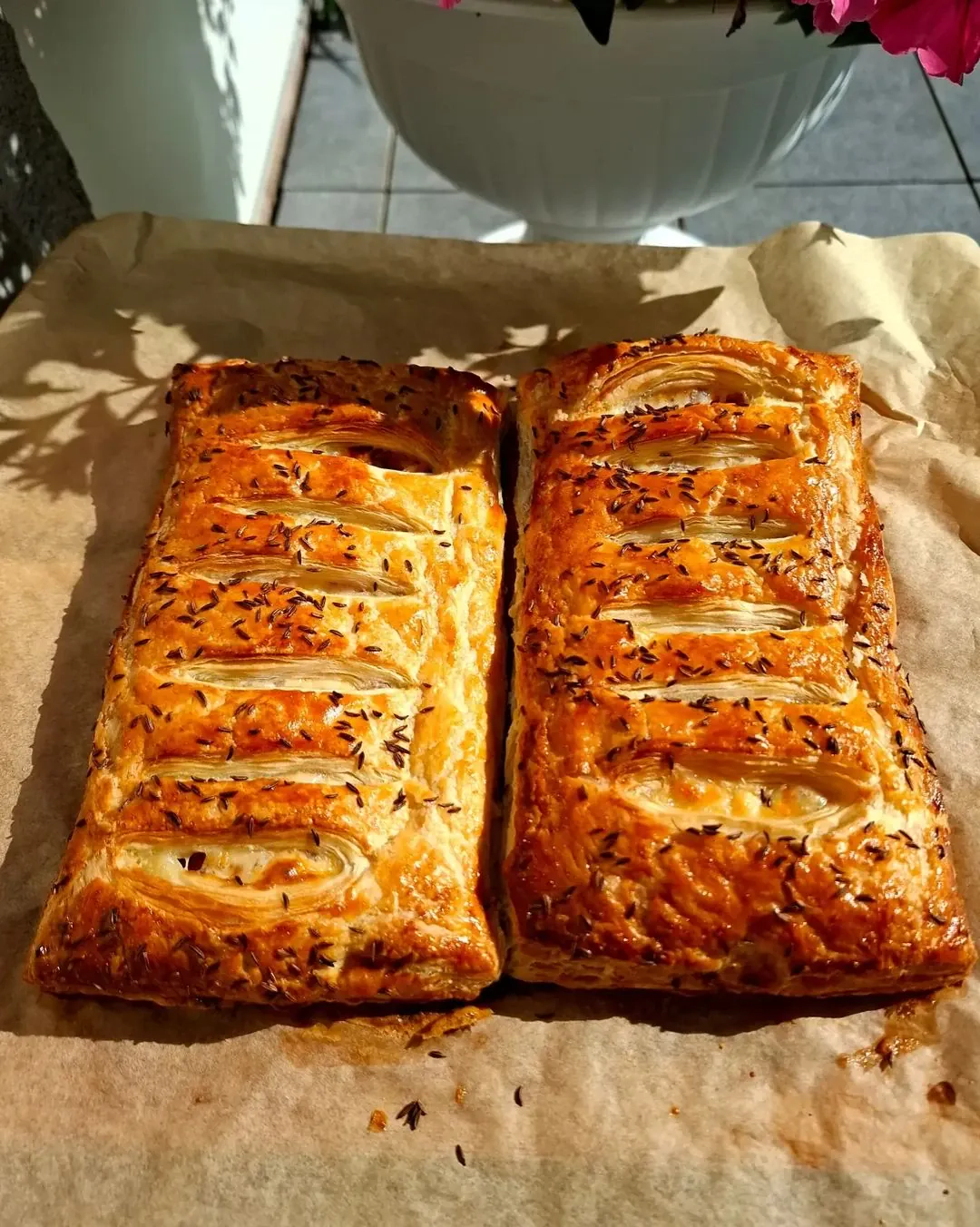 Kārtainās mīklas pīrāgs ar sieru un šķiņķi